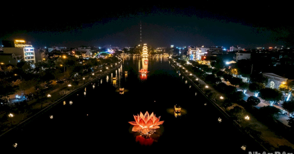 You can experience the nostalgic charm of Vietnam’s feudal era, especially when illuminated at night at Hoa Lu Ancient Town